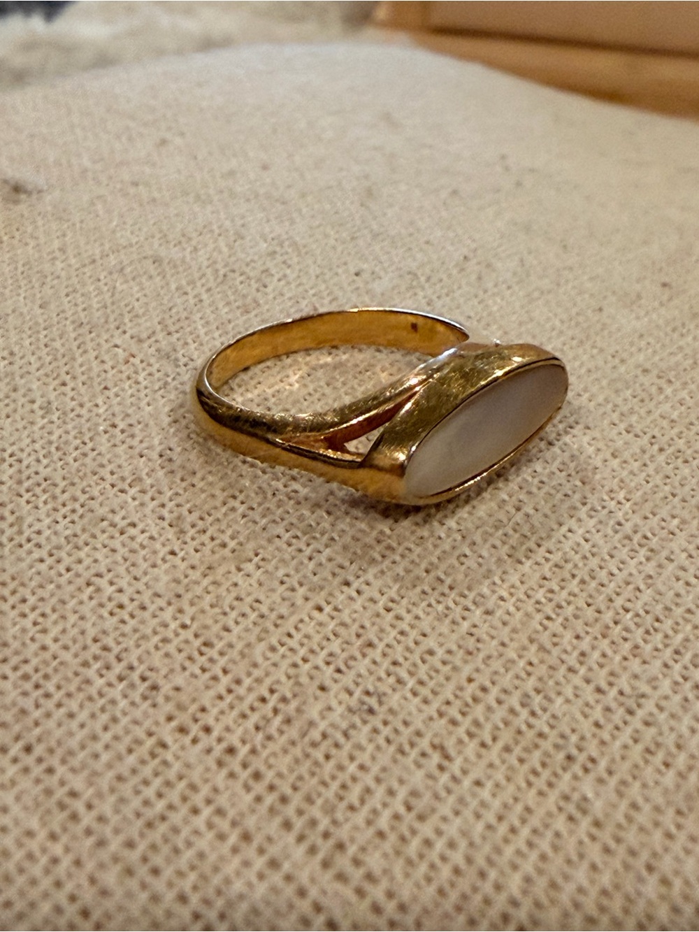 Vintage Avon 1978 gold tone mother of pearl  shell ring size 6 - Picture 2 of 6